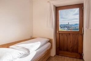 3 bedrooms, free WiFi, bed sheets