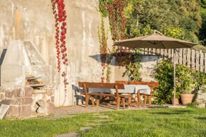 Outdoor dining - Apartment “Peterbühl” in Scenic Landscape with Mountain View, Balcony & Garden (Völs am Schlern)