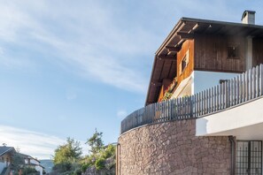 Exterior - Apartment “Peterbühl” in Scenic Landscape with Mountain View, Balcony & Garden (Völs am Schlern)