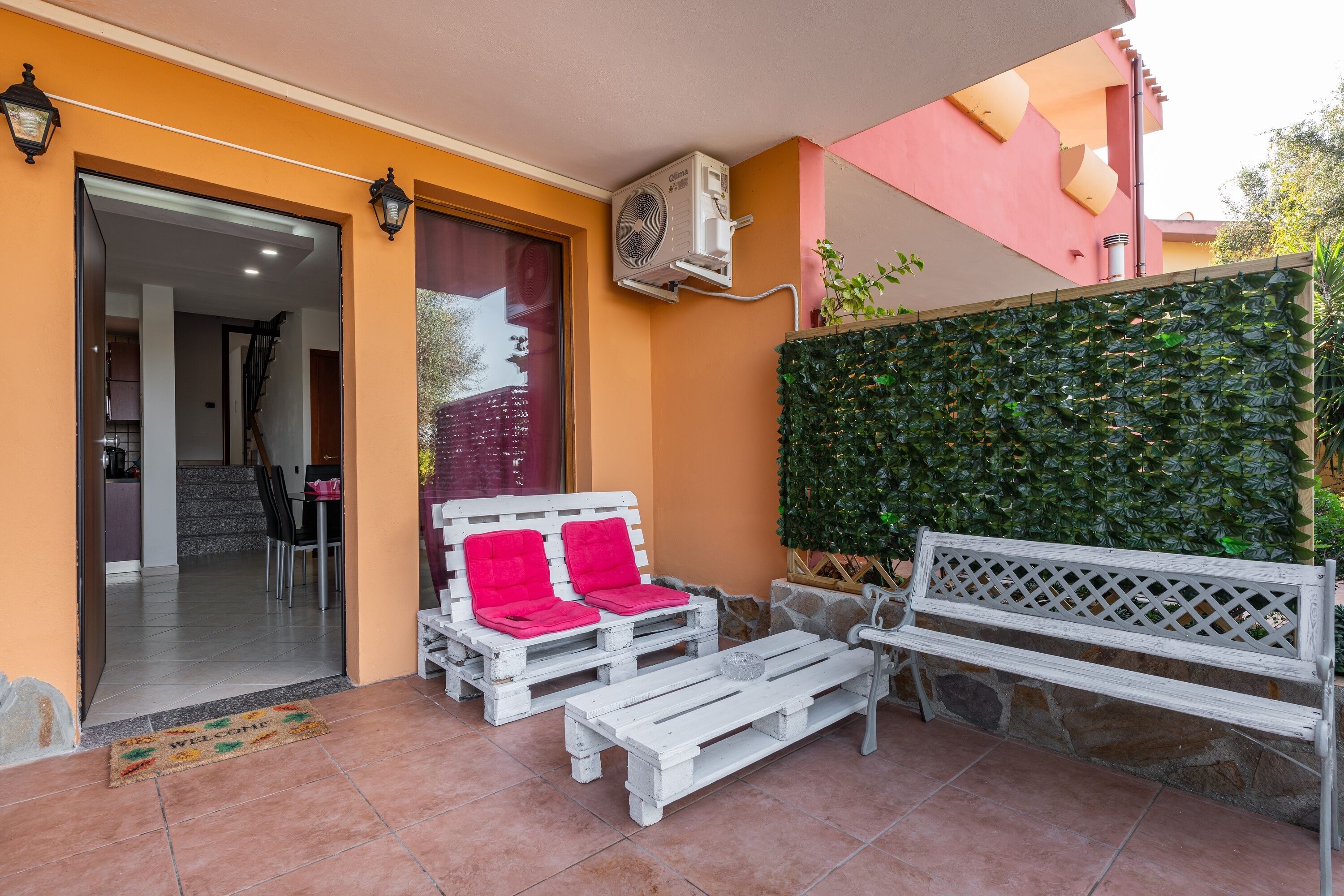 "Villa Sunshine", vicino alla spiaggia, con vista sul mare, Wi-Fi, A/C e terrazza, parcheggio