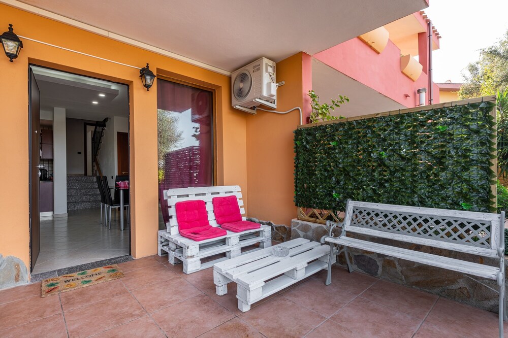 "Villa Sunshine", vicino alla spiaggia, con vista sul mare, Wi-Fi, A/C e terrazza, parcheggio