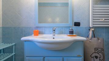 Douche, sèche-cheveux, serviettes fournies