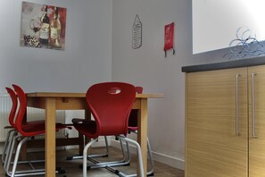 Business House | Dapur peribadi | Peti sejuk/penyejuk beku saiz penuh, ketuhar gelombang mikro, ketuhar