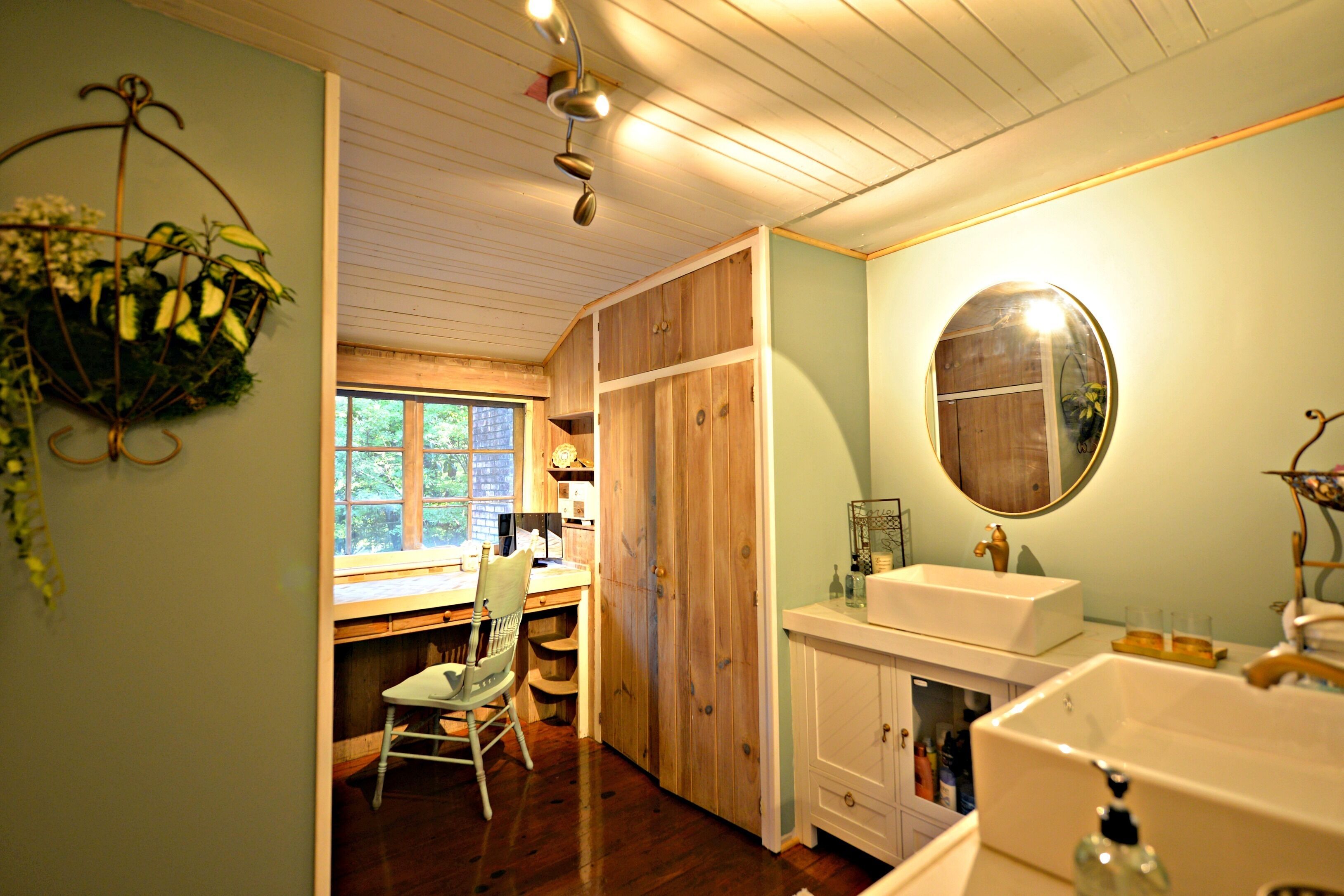 Private Eq Farmhouse with Hot tub for TIEC/FENCE, Mtns