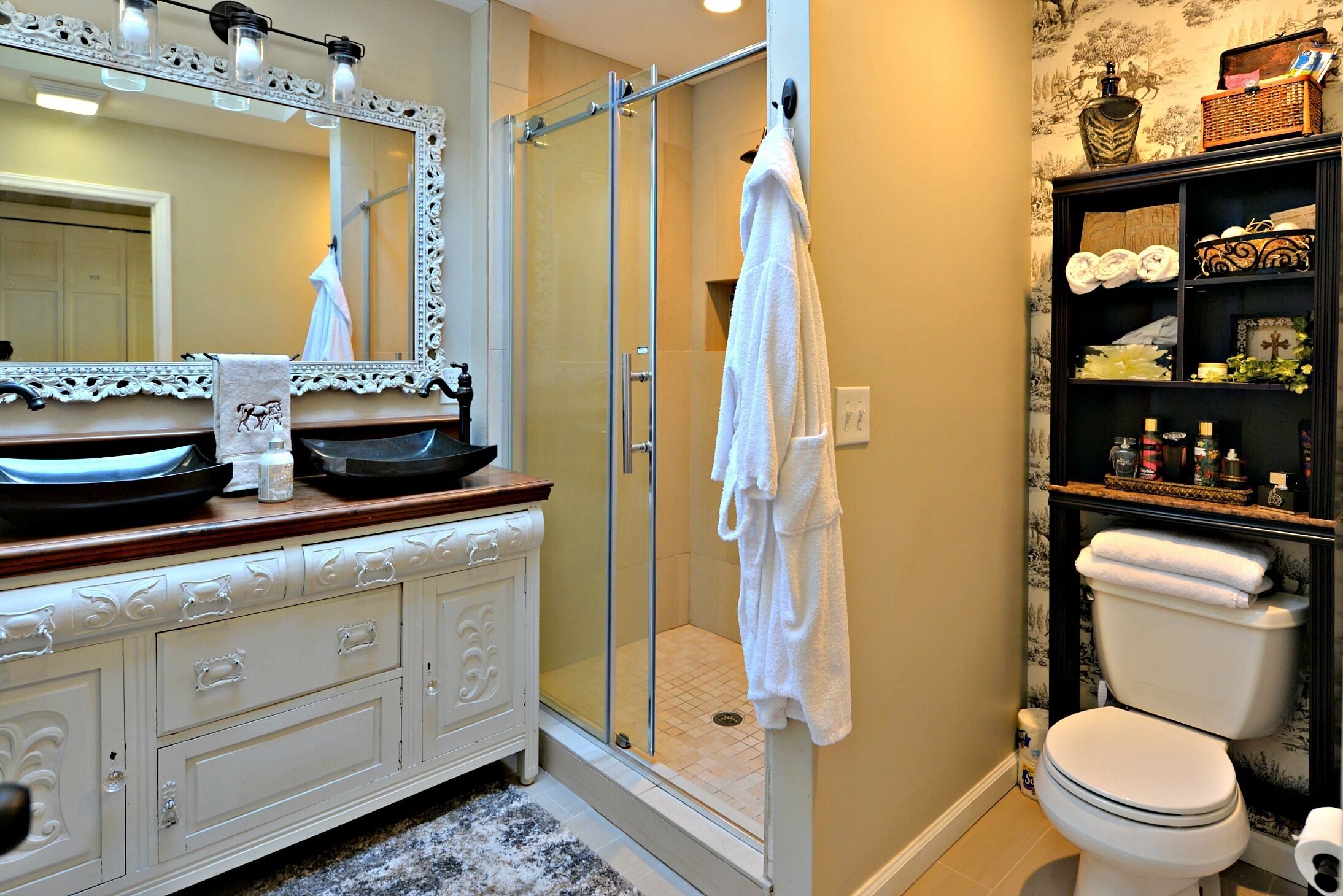 Private Eq Farmhouse with Hot tub for TIEC/FENCE, Mtns