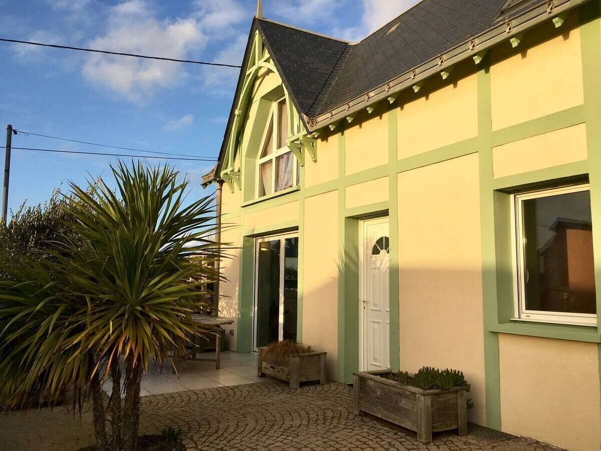 Character villa with direct access to the beach