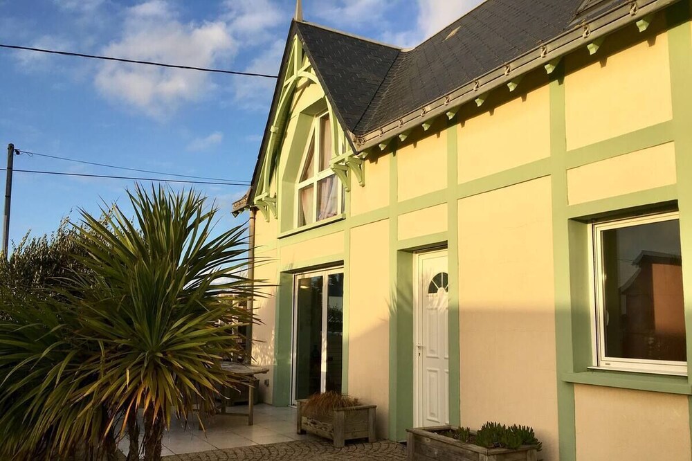 Character villa with direct access to the beach