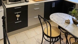 Kaffetrakter/tekoker, kjøleskap, mikrob ølgeovn og kokeplater