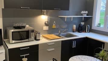 Réfrigérateur, micro-ondes, plaque de cuisson, cafetière/bouilloire
