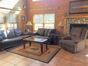 TV, fireplace - Lariat Cabin (Rapid City)