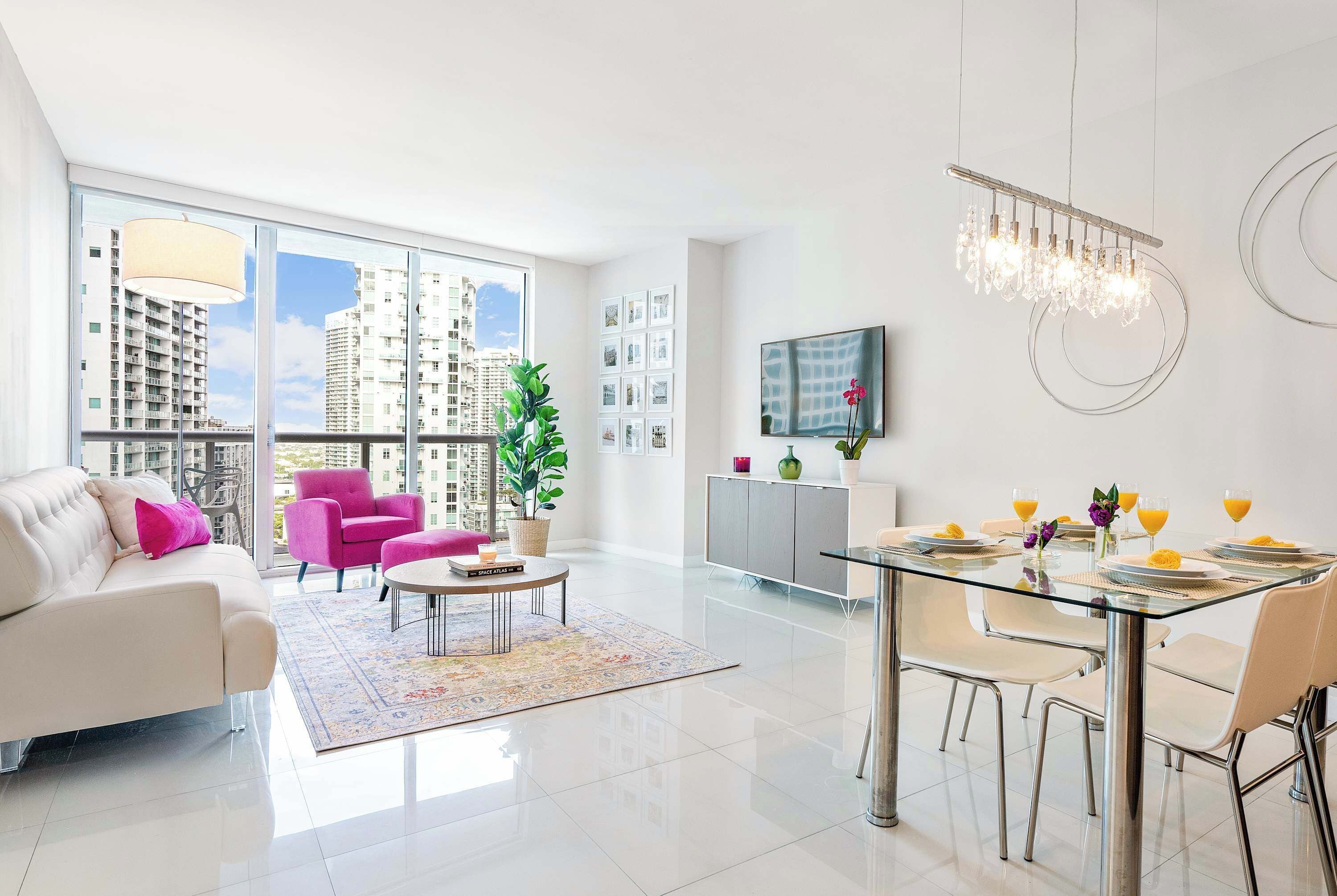 Televisión y oficina 