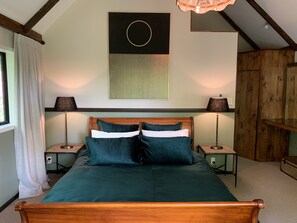 5 bedrooms, iron/ironing board, WiFi, bed sheets