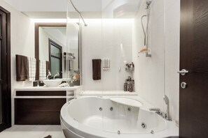 Appart'hôtel, 3 chambres, fumeur, balcon | Salle de bain