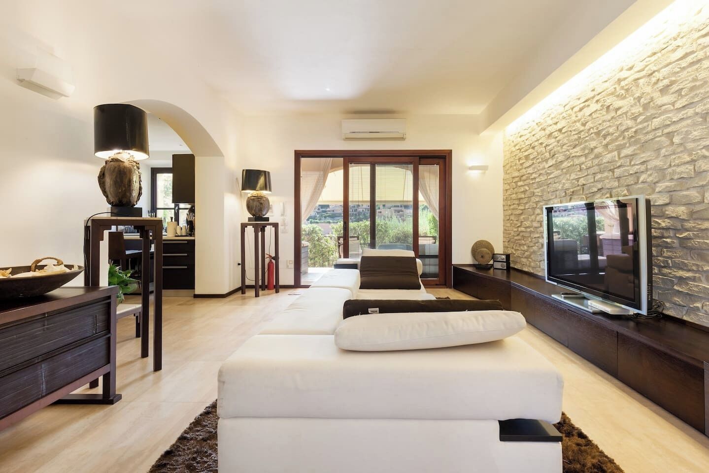 Condo, 3 Bedrooms, Smoking, Balcony | Living area | Books