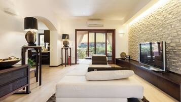 Condo, 3 Bedrooms, Smoking, Balcony | Living area | Books