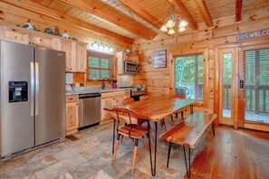 Fridge, microwave, oven, stovetop - Majestic Splendor Lodge: Spacious deck, Home Theater, Game Room, Wooded View, near Attractions! (Sevierville)