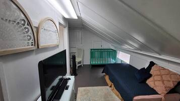 3 Schlafzimmer, Schreibtisch, Bügeleisen/Bügelbrett, Reisekinderbett