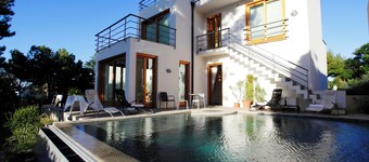 Private Room With Bathroom And Pool