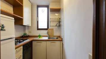 Fridge, cookware/dishes/utensils