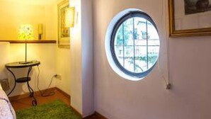 Unclassified image, 2 of 19, button - Small Cottage via dei Sabelli 195 (Rome)