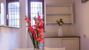 Unclassified image, 4 of 19, button - Small Cottage via dei Sabelli 195 (Rome)
