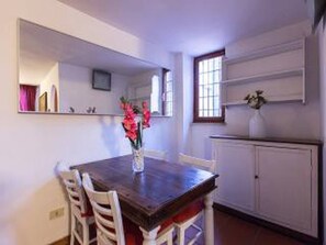 Dining - Small Cottage via dei Sabelli 195 (Rome)