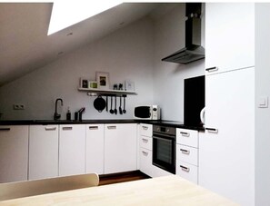 Departamento, 1 habitación, Terraza, vista al jardín | Cocina privada | Refrigerador, microondas, parrilla de estufa y lavavajillas 