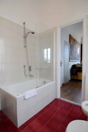 Bathroom - Charming Studio Apartment in Front of the Arno River (Florence)