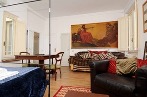 Room - Charming Studio Apartment in Front of the Arno River (Florence)