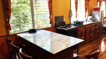 House, 2 Bedrooms, Smoking, Balcony | Bahagian dalam