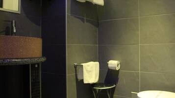 Kamer, 1 slaapkamer, balkon | Badkamervoorzieningen | Gratis toiletartikelen