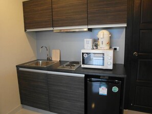 Apartment, 1 Bedroom | Private kitchen | Microwave, coffee/tea maker, electric kettle, dining tables
