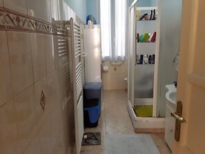 Slaapzaal, 1 slaapkamer, terras | Badkamer | Een bad/douchecombinatie, handdoeken
