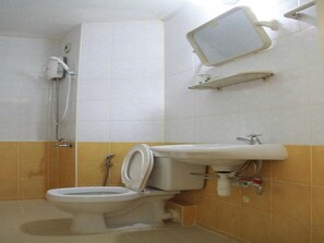 ห้องพักรวม, 1 ห้องนอน, วิวเมือง | ห้องน้ำ