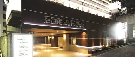 Vista frontal de la propiedad por la tarde o noche