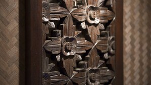 A close-up of a wooden carving with floral patterns. - Jyubankan - Adults Only (Yokohama)