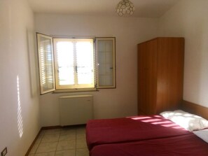 1 bedroom, WiFi - Single Room for Rent With Private Bathroom (Montenero di Bisaccia)