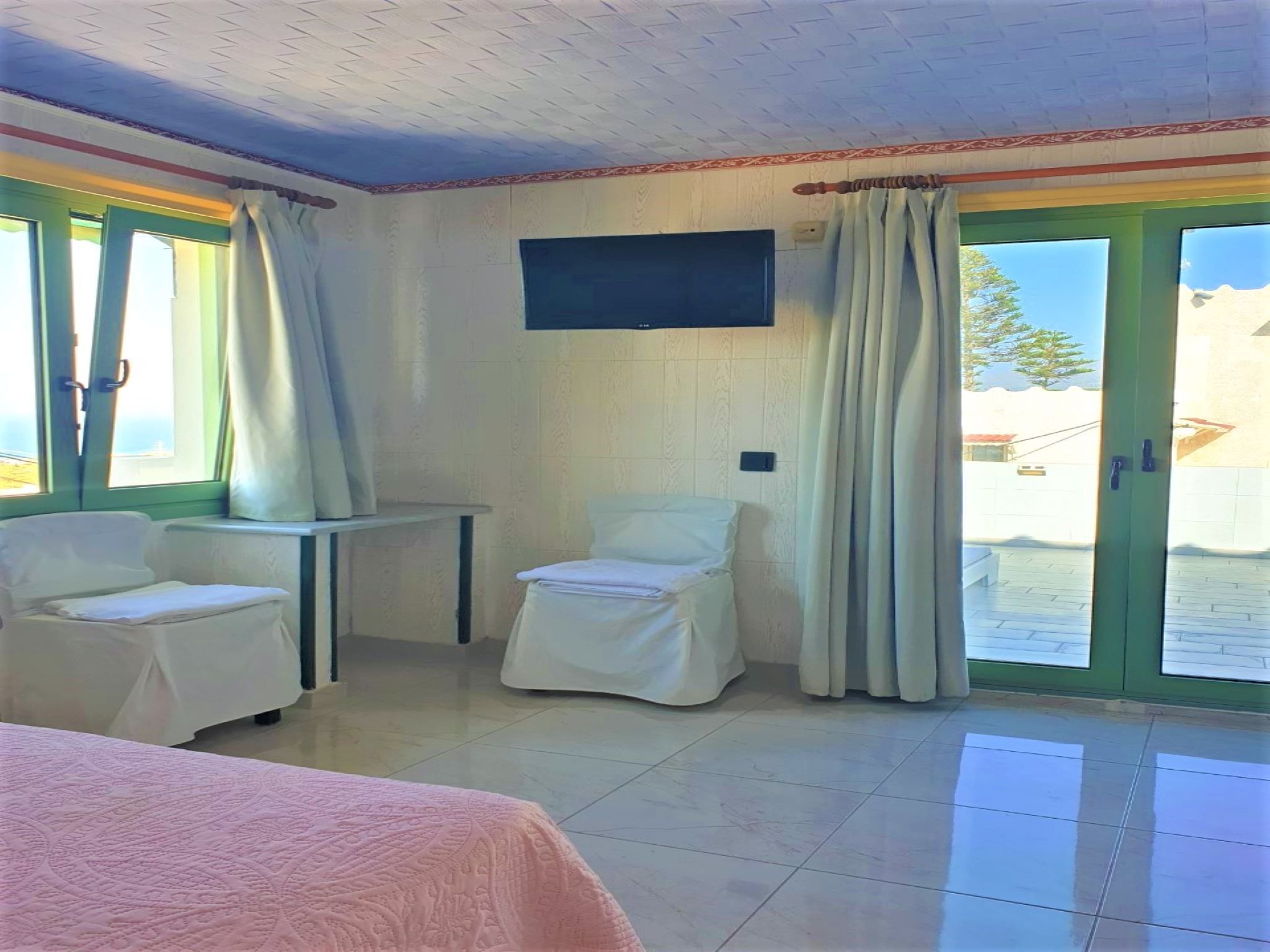 1 bedroom, bed sheets