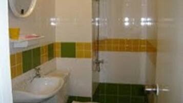 Room, 2 Bedrooms | Bathroom | Free toiletries, towels