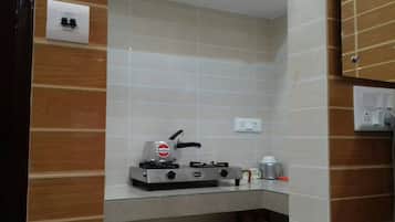 Apartment, 1 Bedroom, Smoking, Balcony | Private kitchen | Stovetop