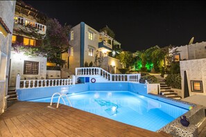 Departamento, 2 habitaciones, para fumadores, balcón | Alberca | Alberca al aire libre 
