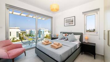 3 chambres, coffres-forts dans les chambres, fer et planche à repasser