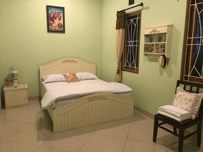 3 bedrooms, desk, iron/ironing board - Sunny Guest House Lembang (Bandung)