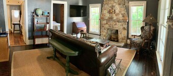 Compass Cottage in Historic Glen Rose
