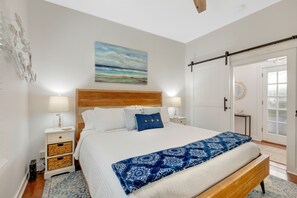 2 bedrooms, iron/ironing board, free WiFi, bed sheets - ISLAND DAZE ~ Adorable 2 Bedroom, 2 Bathroom Cottage 1/2 block to Duval! (Key West)