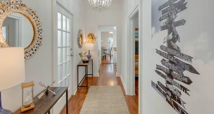 ISLAND DAZE ~ Adorable 2 Bedroom, 2 Bathroom Cottage 1/2 block to Duval!