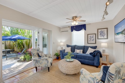 ISLAND DAZE ~ Adorable 2 Bedroom, 2 Bathroom Cottage 1/2 block to Duval!