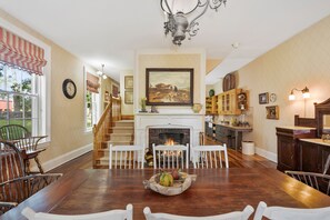 TV - Historic Simmstown Manor Located on Bourbon Trail (Springfield)