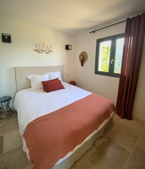 2 quartos, ferros/tábuas de passar roupa, berço de viagem