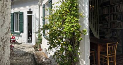 South-facing house on courtyard. 4 stars. 3 Ch. 2 Sdb. 200m Beach & Shops.